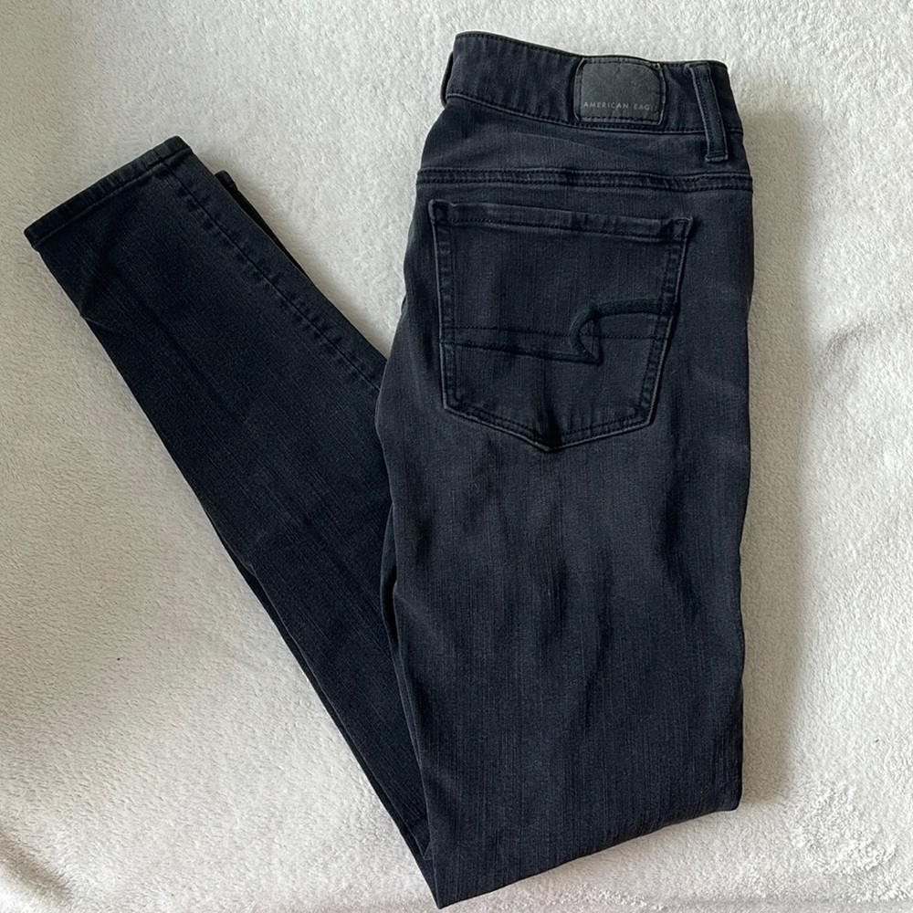 AMERICAN EAGLE BLACK DISTRESSED SKINNY JEANS